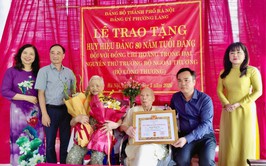 PHƯỜNG LÁNG TRANG TRỌNG TỔ CHỨC LỄ TRAO HUY HIỆU ĐẢNG TẠI NHÀ RIÊNG CHO ĐỒNG CHÍ HOÀNG TRỌNG ĐẠI