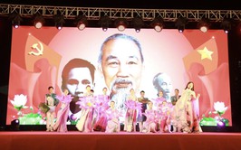 Xúc động chương trình nghệ thuật “Mùa sen nhớ Bác”