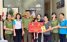 Công an xã Gia Lâm thực hiện Chương trình “Mẹ đỡ đầu” góp phần lan tỏa hình ảnh đẹp của người chiến sĩ Công an trong lòng nhân dân