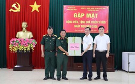 Lãnh đạo phường Đông Ngạc thăm, động viên, tặng quà tân binh nhập ngũ năm 2026