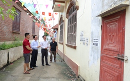 Lãnh đạo xã Phú Nghĩa trực tiếp đến các hộ gia đình đề tuyên truyền, vận động bàn giao mặt bằng Dự án cải tạo, nâng cấp Quốc lộ 6 đoạn Ba La – Xuân Mai