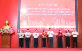 Các đồng chí lãnh đạo xã Hòa Phú tham dự hội nghị khởi công xây dựng tuyến đê Hữu Đáy