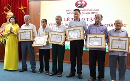 Xã Quang Minh trang trọng trao Huy hiệu Đảng đợt 19-5