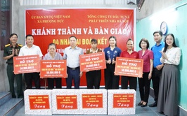 Xã Phượng Dực: Trao 4 nhà đại đoàn kết cho các hộ cận nghèo, hộ có hoàn cảnh đặc biệt khó khăn