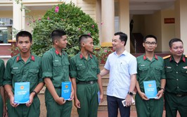 Lãnh đạo xã Bát Tràng thăm, động viên chiến sĩ nghĩa vụ tại Lữ đoàn pháo binh 45