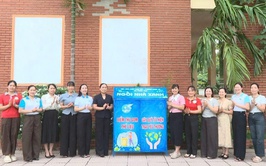 HỘI LHPN XÃ PHÚC THỌ PHỐI HỢP VỚI PHÒNG KINH TẾ XÃ BÀN GIAO MÔ HÌNH 