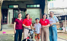 Hội Chữ thập đỏ xã Phú Nghĩa trao tặng xe đạp cho học sinh có hoàn cảnh khó khăn