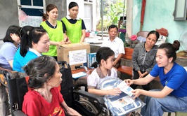 Hội Liên hiệp Phụ nữ xã Đoài Phương tặng quà trẻ em dịp 1/6