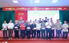Trao gần 40 suất quà cho các đối tượng người yếu thế xã Minh Châu nhân tháng Nhân đạo năm 2026