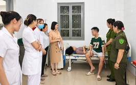 Công an phường Xuân Đỉnh và các lực lượng chức năng hỗ trợ chăm sóc, tìm thân nhân cho người phụ nữ lang thang đến từ Hải Phòng