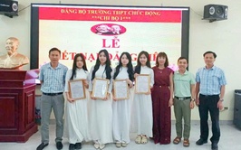 7 đoàn viên ưu tú trường THPT Chúc Động được đứng trong hàng ngũ của Đảng