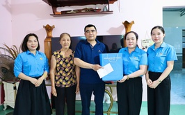 Công đoàn xã Phú Nghĩa thăm hỏi, tặng quà công nhân bị tai nạn lao động