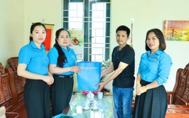 Tin truyền hình: Công đoàn xã Phú Nghĩa thăm hỏi, tặng quà công nhân bị tai nạn lao động