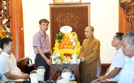 Lãnh đạo xã Hồng Vân thăm tặng quà các chức sắc tôn giáo nhân dịp đại lễ phật đản năm 2026