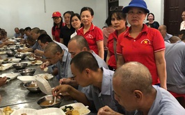 HỘI CHỮ THẬP ĐỎ XÃ PHÚC SƠN PHỐI HỢP TỔ CHỨC CHƯƠNG TRÌNH NẤU CƠM TỪ THIỆN, TRAO 270 SUẤT ĂN MIỄN PHÍ CHO BỆNH NHÂN BỆNH VIỆN TÂM THẦN