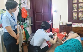 Lan tỏa hình ảnh đẹp của cán bộ cơ sở qua viêc hỗ trợ người cao tuổi cấp lại giấy chứng nhận kết hôn