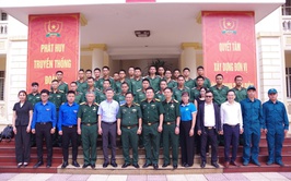 Lãnh đạo phường Từ Liêm thăm, động viên chiến sĩ mới thực hiện Nghĩa vụ Quân sự và Nghĩa vụ tham gia Công an nhân dân năm 2026