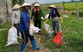 HỘI NÔNG DÂN XÃ SÓC SƠN RA QUÂN VỆ SINH ĐỒNG RUỘNG, THU GOM RÁC THẢI NGUY HẠI