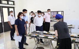 Đồng chí Lê Văn Quân - Bí thư Đảng uỷ, Chủ tịch HĐND xã Ba Vì kiểm tra công tác đảm bảo an toàn thực phẩm tại các trường học trên địa bàn