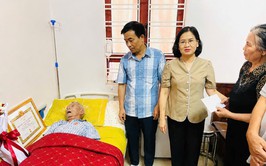 Phó Bí thư Thường trực Đảng ủy xã Nguyễn Thị Hường trao tặng Huy hiệu 55 năm tuổi Đảng sớm cho đảng viên cao tuổi, sức khỏe yếu