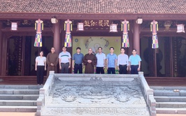 Các đồng chí lãnh đạo xã Hương Sơn thăm, chúc mừng các chùa nhân dịp Phật đản