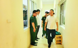 ĐỒNG CHÍ BÍ THƯ ĐẢNG ỦY PHƯỜNG VĂN MIẾU - QUỐC TỬ GIÁM THĂM, KIỂM TRA, NẮM TÌNH HÌNH TẠI BAN CHỈ HUY QUÂN SỰ PHƯỜNG