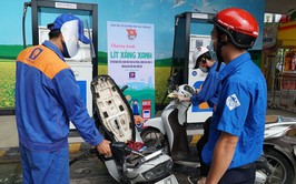 Không tắt máy khi đổ xăng phạt bao nhiêu?