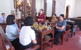 Đồng chí Tô Thị Nhàn – Bí thư Đảng ủy, Chủ tịch HĐND xã làm Trưởng đoàn đã đến thăm, chúc mừng và tặng quà tại Chùa Đại Quang