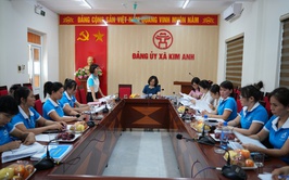 Phó Chủ tịch Thường trực Hội Liên hiệp phụ nữ thành phố Hà Nội Phạm Thị Thanh Hương kiểm tra công tác hội phụ nữ xã Kim Anh