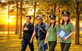 Đoàn nghệ sĩ nhiếp ảnh Công an Hà Nội thực tế tại xã Đoài Phương