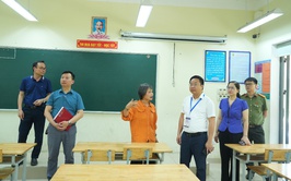 Đồng chí Nguyễn Ngọc Dũng - Phó Chủ tịch UBND xã kiểm tra công tác chuẩn bị kỳ thi vào lớp 10 THPT trên địa bàn xã Gia Lâm
