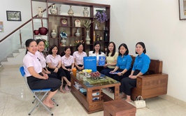 Phường Yên Sở thăm, tặng quà cho đoàn viên, người lao động bị tai nạn lao động, bệnh nghề nghiệp