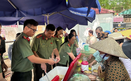 Công an phường Tây Hồ trao yêu thương tới bệnh nhi và người bệnh có hoàn cảnh khó khăn