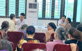 Hơn 600 người cao tuổi xã Vĩnh Thanh được khám, tư vấn sức khỏe miễn phí