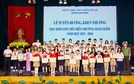 LỄ TUYÊN DƯƠNG HỌC SINH GIỎI TIÊU BIỂU PHƯỜNG HOÀN KIẾM: KHẲNG ĐỊNH CHẤT LƯỢNG GIÁO DỤC TOÀN DIỆN TRONG THỜI KỲ CHUYỂN ĐỔI SỐ