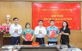 Đảng ủy phường Xuân Phương công bố và trao quyết định biệt phái cán bộ phục vụ công tác giải phóng mặt bằng