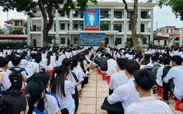 Công an xã Hồng Sơn phối hợp tuyên truyền pháp luật  an toàn giao thông và hướng dẫn kỹ năng lái xe an toàn cho giáo viên và hơn 1.000 học sinh Trường THPT Mỹ Đức B.