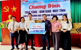 Công ty cổ phần Vinhomes trao tặng 210 bộ máy tính cho các trường học trên địa bàn xã Nam Phù