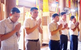 Đồng chí Vũ Xuân Hùng, Chủ tịch UBND xã Hòa Phú thăm, chúc mừng các cơ sở Phật giáo nhân Đại lễ Phật đản Phật lịch 2570 - Dương lịch 2026