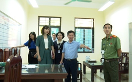 Đồng chí Phó Chủ tịch UBND xã Nguyễn Thị Bích Phượng kiểm tra công tác chuẩn bị thi vào lớp 10
