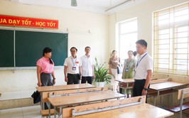 Đồng chí Phó chủ tịch UBND xã Quốc Oai kiểm tra công tác chuẩn bị kỳ thi vào lớp 10 THPT trên địa bàn xã