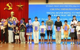 Phường Bạch Mai tặng 101 suất quà cho trẻ có hoàn cảnh khó khăn dịp 1-6