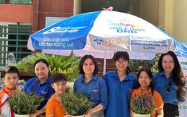 Đoàn viên thanh niên phường Bạch Mai sôi nổi hoạt động “Tử tế vì môi trường”