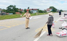 Quốc Oai tăng cường tuyên truyền, xử lý tình trạng phơi thóc, đốt rơm rạ trên đường giao thông