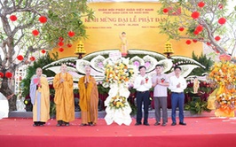 Lãnh đạo xã Hoài Đức tặng hoa chúc mừng Đại lễ Phật đản Phật lịch 2570-Dương lịch 2026