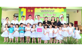 LÃNH ĐẠO XÃ HÁT MÔN THĂM, TẶNG QUÀ THIẾU NHI 1/6 TẠI CÁC TRƯỜNG MẦM NON TRÊN ĐỊA BÀN