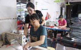 Người phụ nữ thắp sáng niềm nin từ những đường kim mũi chỉ.