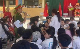 CÔNG AN XÃ PHƯỢNG DỰC TUYÊN TRUYỀN PHÒNG, CHỐNG BẠO LỰC HỌC ĐƯỜNG TẠI TRƯỜNG THCS VĂN HOÀNG