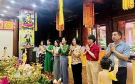Lãnh đạo phường Ngọc Hà dâng hương kính mừng Đại lễ Phật Đản Phật lịch 2570
