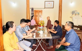 Đồng chí Lê Thị Chính - Ủy viên Ban thường vụ Đảng ủy, Chủ tịch Ủy ban MTTQ Việt Nam xã Quảng Bị chúc mừng Đại lễ Phật đản Phật lịch 2570